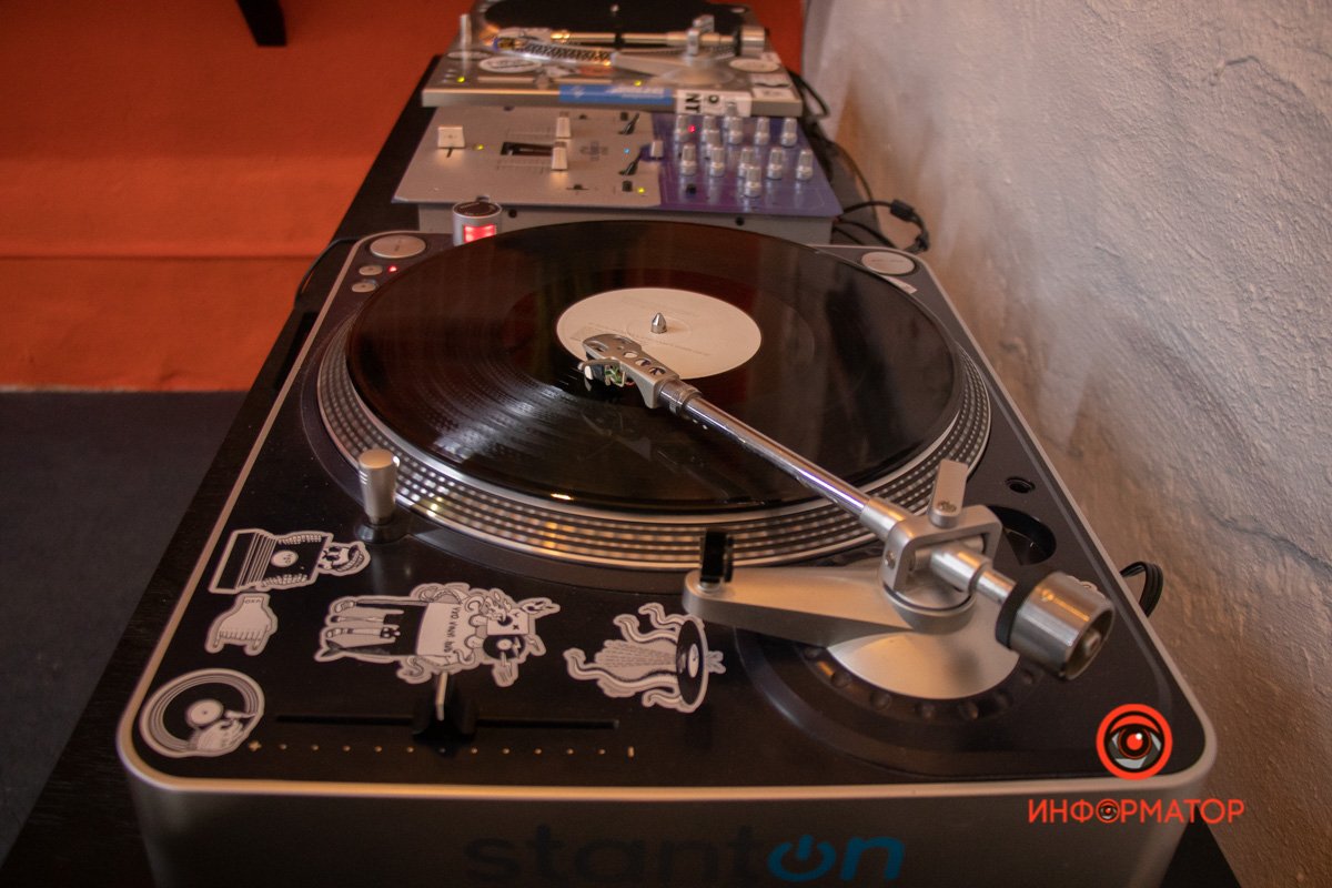 Основной жанр - электронная музыка