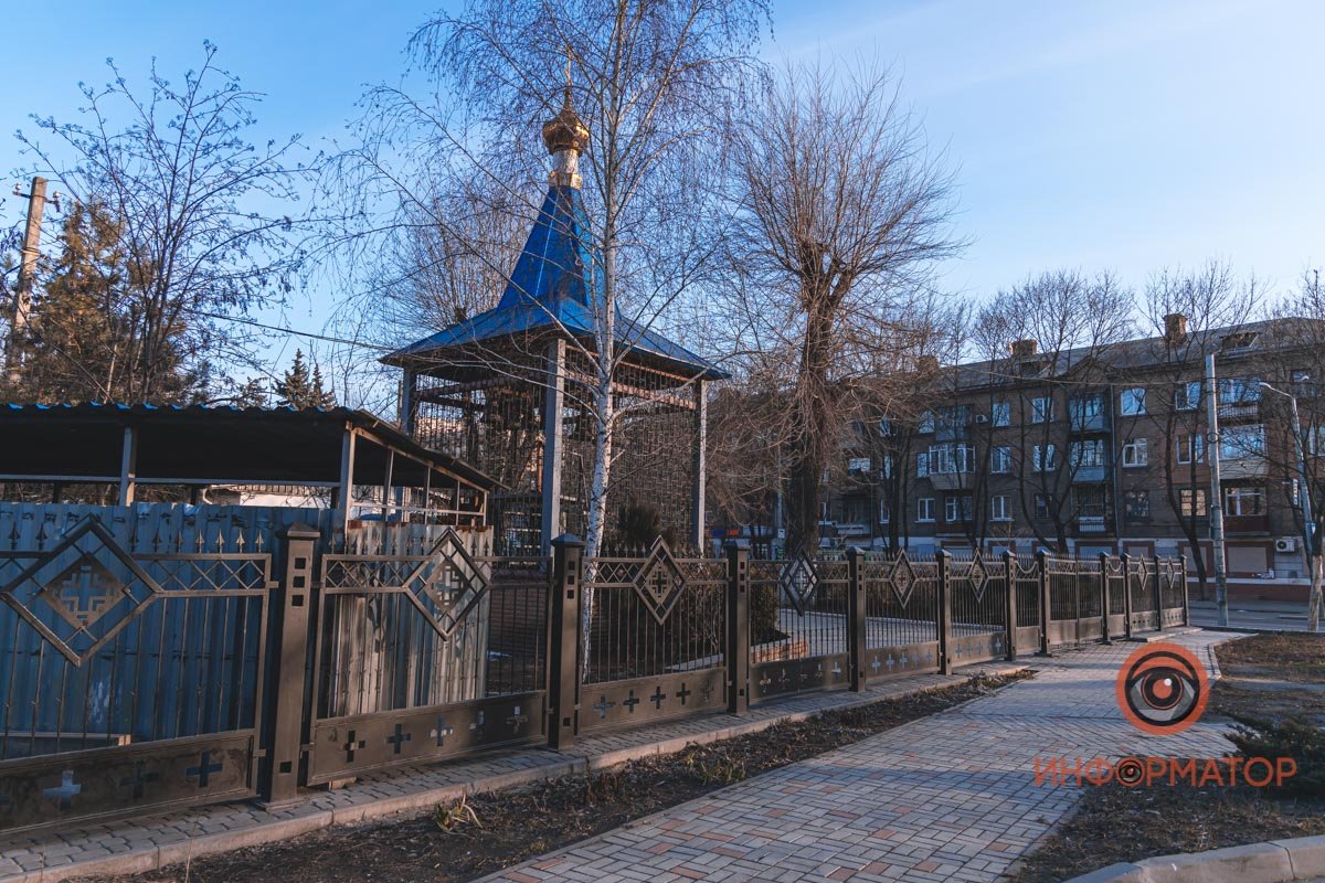 По проекту, рядом должна была появится отдельно стоящая вратарная колокольня