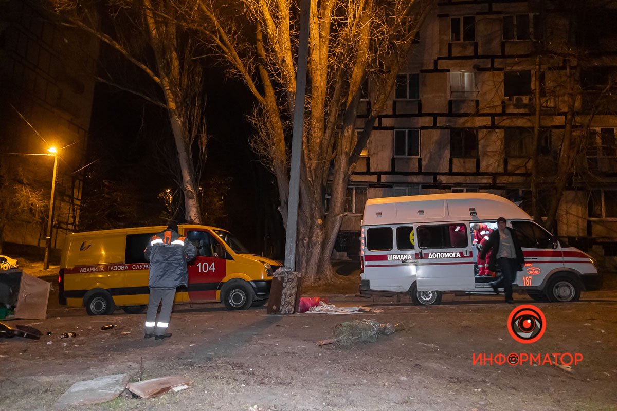 На место также приехали аварийная газовая служба и скорая