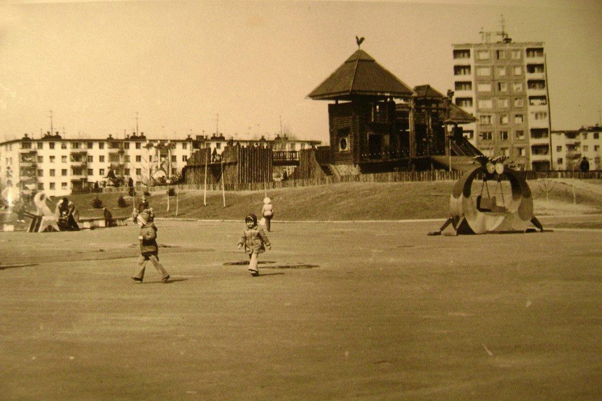 Он находился на возвышении