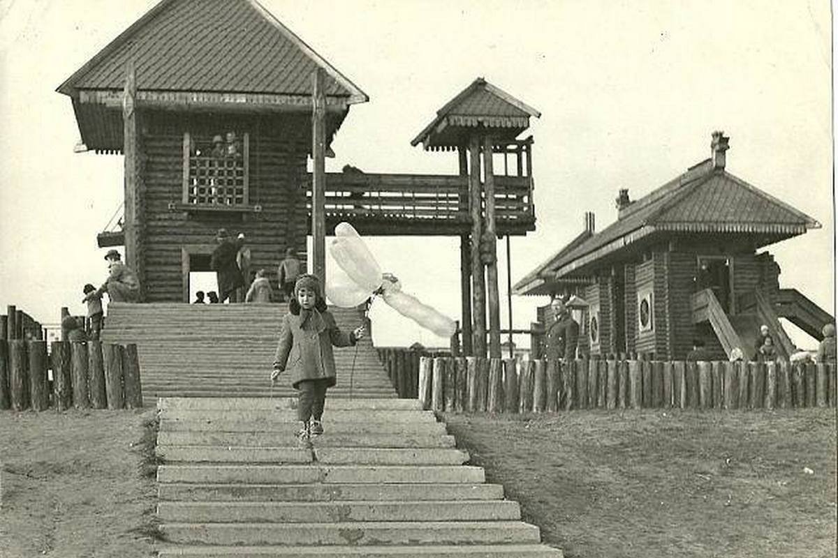 Между улицами Гули Королевой и Осенней