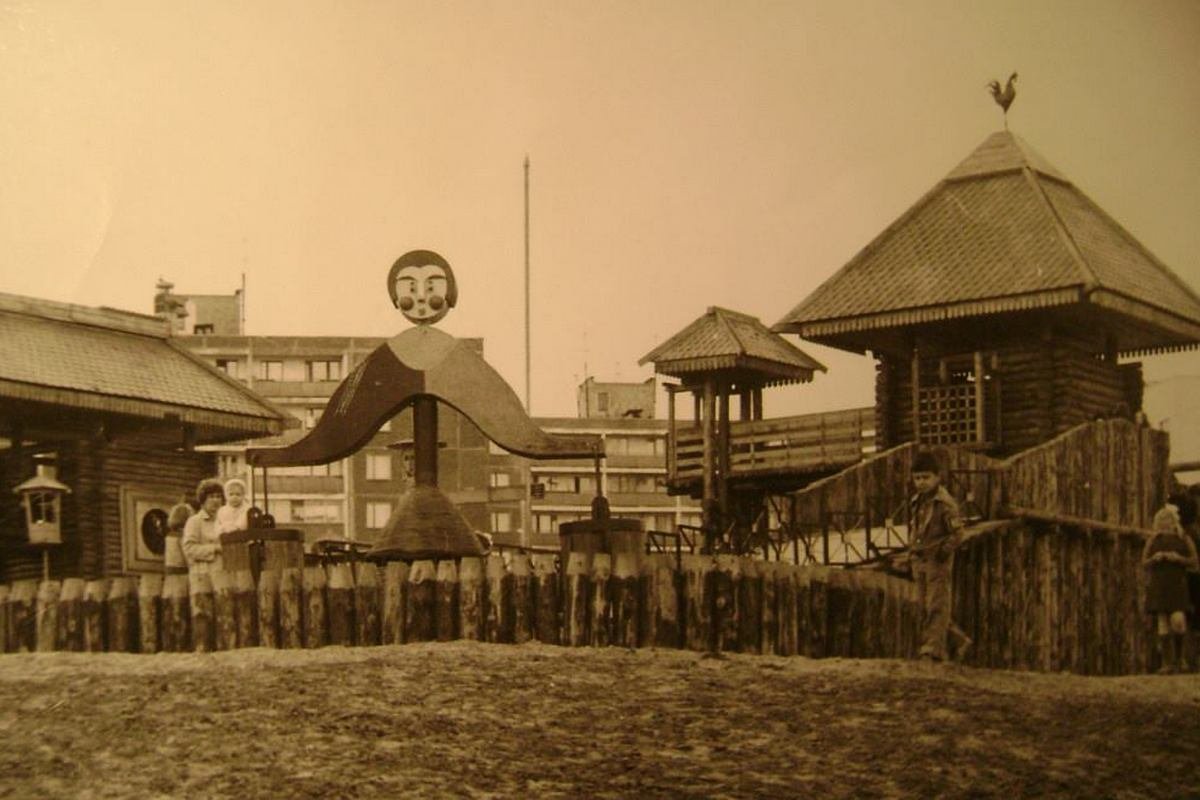 Здесь же были установлены персонажи сказок и качели