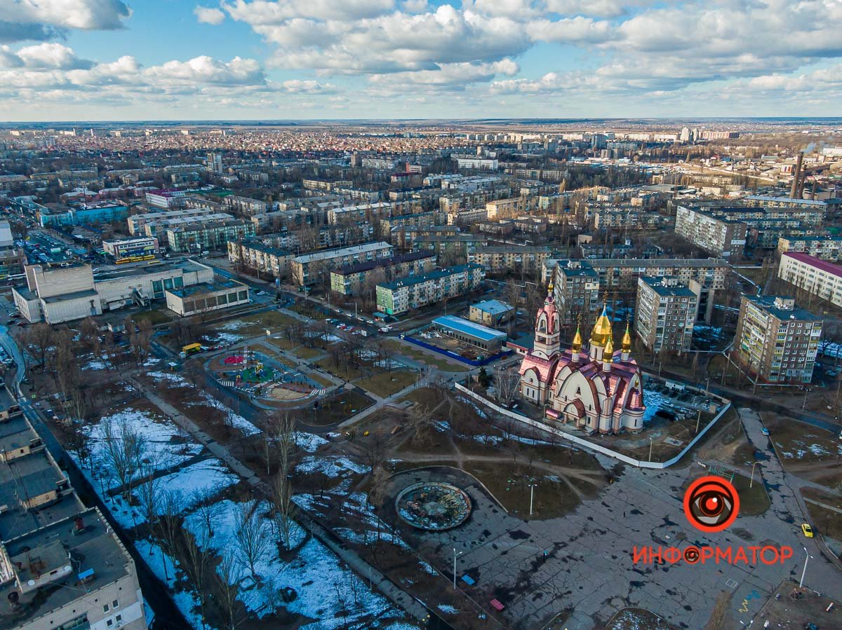 На пустой заасфальтированной площадке (справа на фото) раньше были качели, а зимой ставили елку