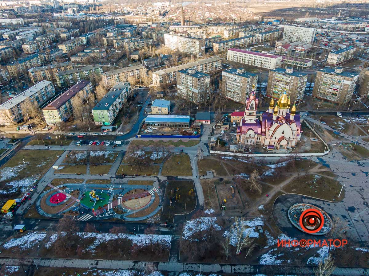 Вместо новой детской площадки (слева внизу на фото) раньше тут были бассейны с фонтанами