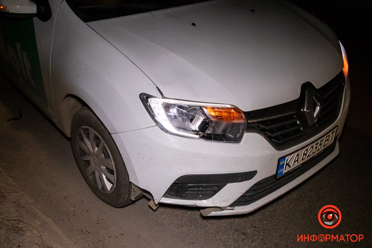 В Днепре на Маяковского мужчина попал под колеса Renault службы такси Bolt 1