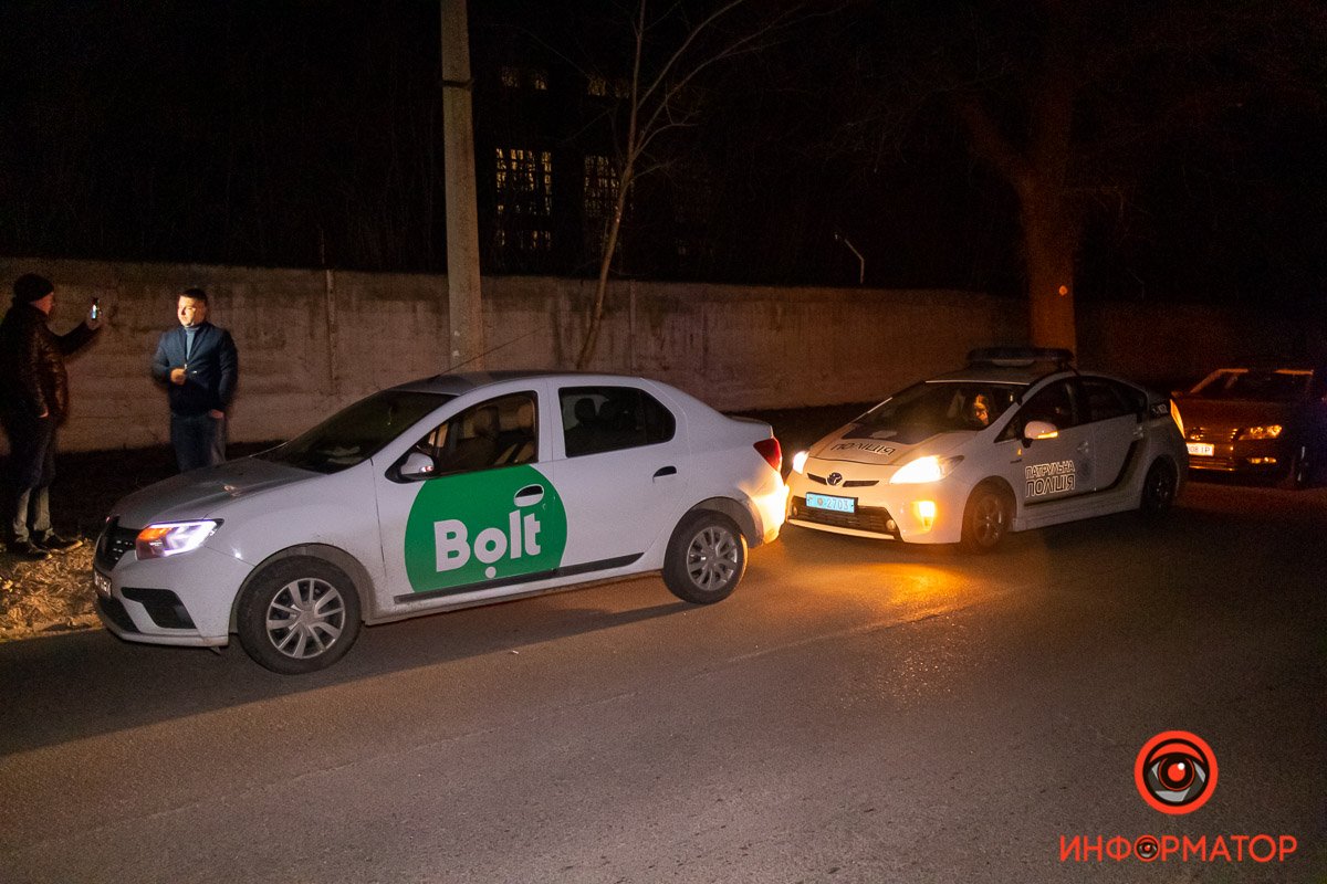 В Днепре на Маяковского мужчина попал под колеса Renault службы такси Bolt 3