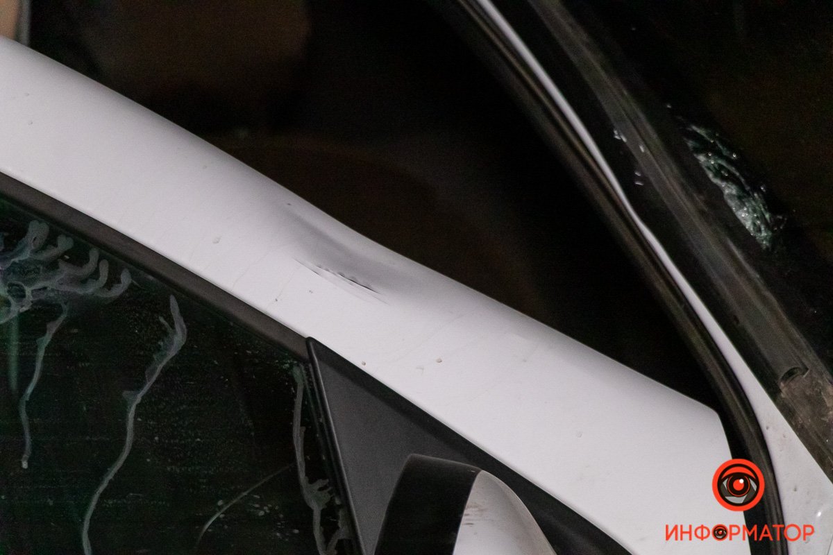 В Днепре на Маяковского мужчина попал под колеса Renault службы такси Bolt 5