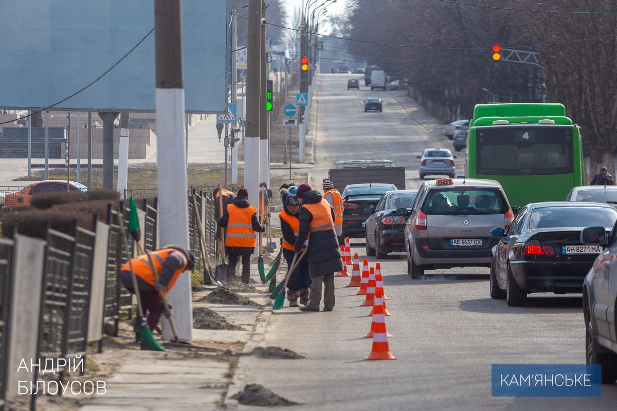 Прилегающие территории убирают после зимы и промышленные предприятия Каменского Прилегающие территории убирают после зимы и промышленные предприятия Каменского