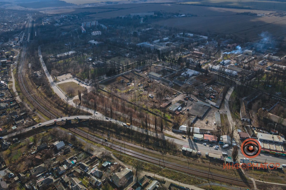 Мемориал установили в 1980 году перед входом в больницу на жилмассиве Игрень