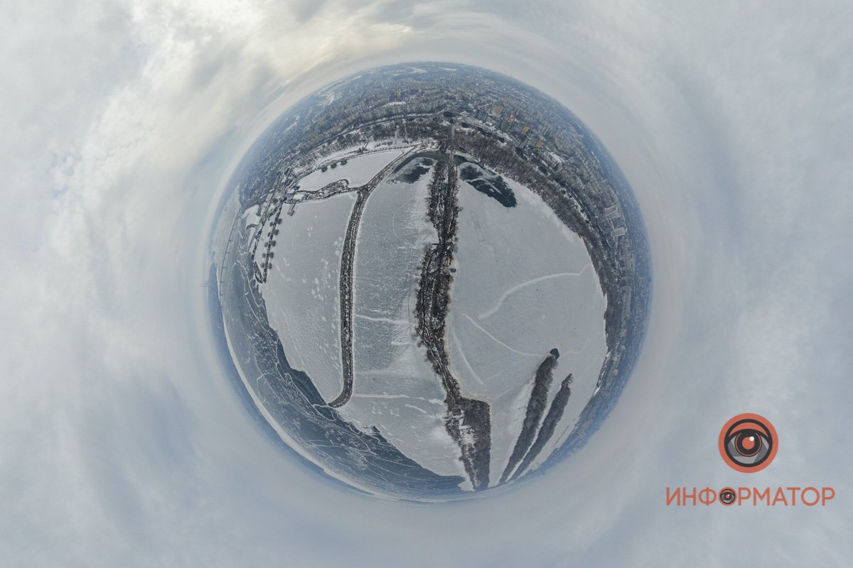 Планета "Синий иней". Тут всегда играет одна и та же песня.