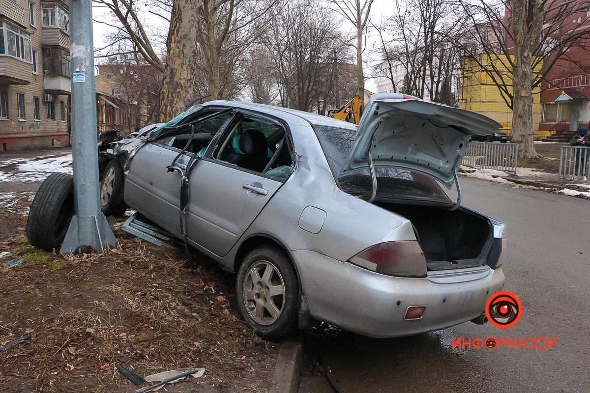 Сперва Mitsubishi врезался в ковш трактора Сперва Mitsubishi врезался в ковш трактора