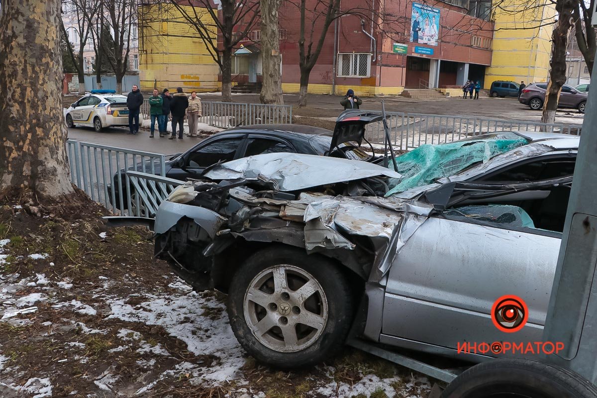 Потом - отлетел на обочину и врезался в ограждение Потом - отлетел на обочину и врезался в ограждение