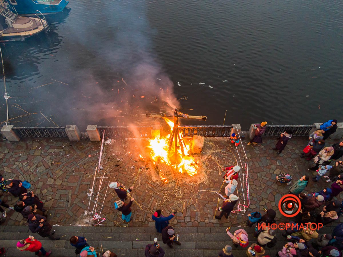 Там установили соломенное чучело и сожгли его Там установили соломенное чучело и сожгли его