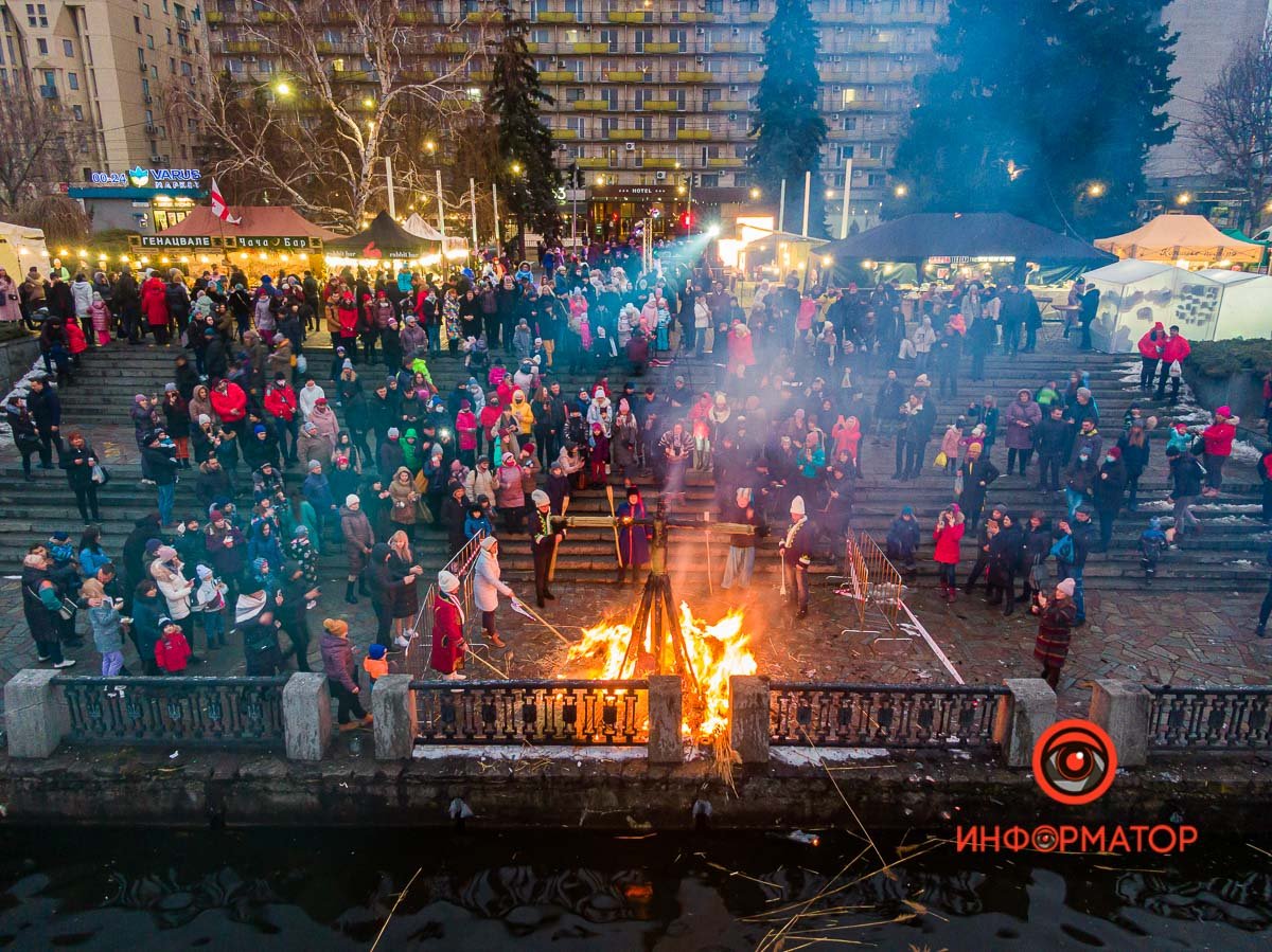 Посмотреть на зрелище пришло много людей Посмотреть на зрелище пришло много людей