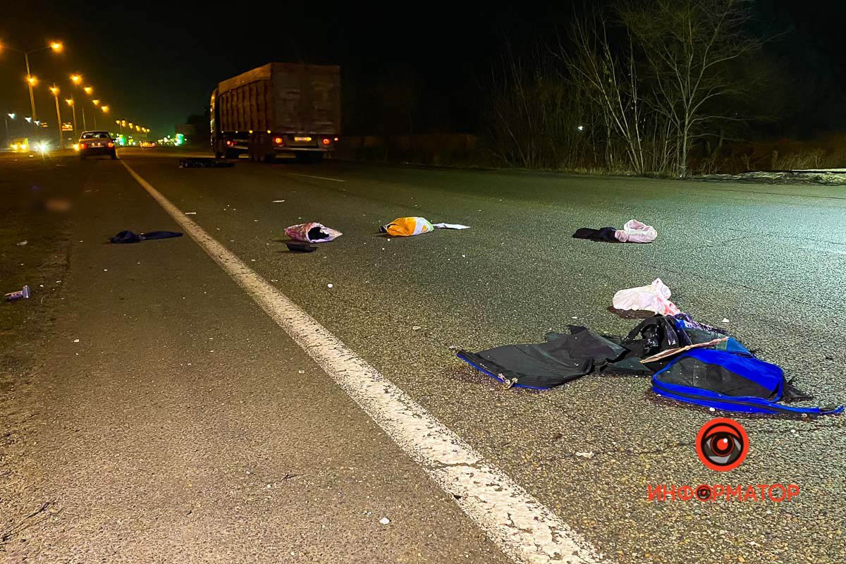 Женщины вышли на проезжую часть в неположенном месте