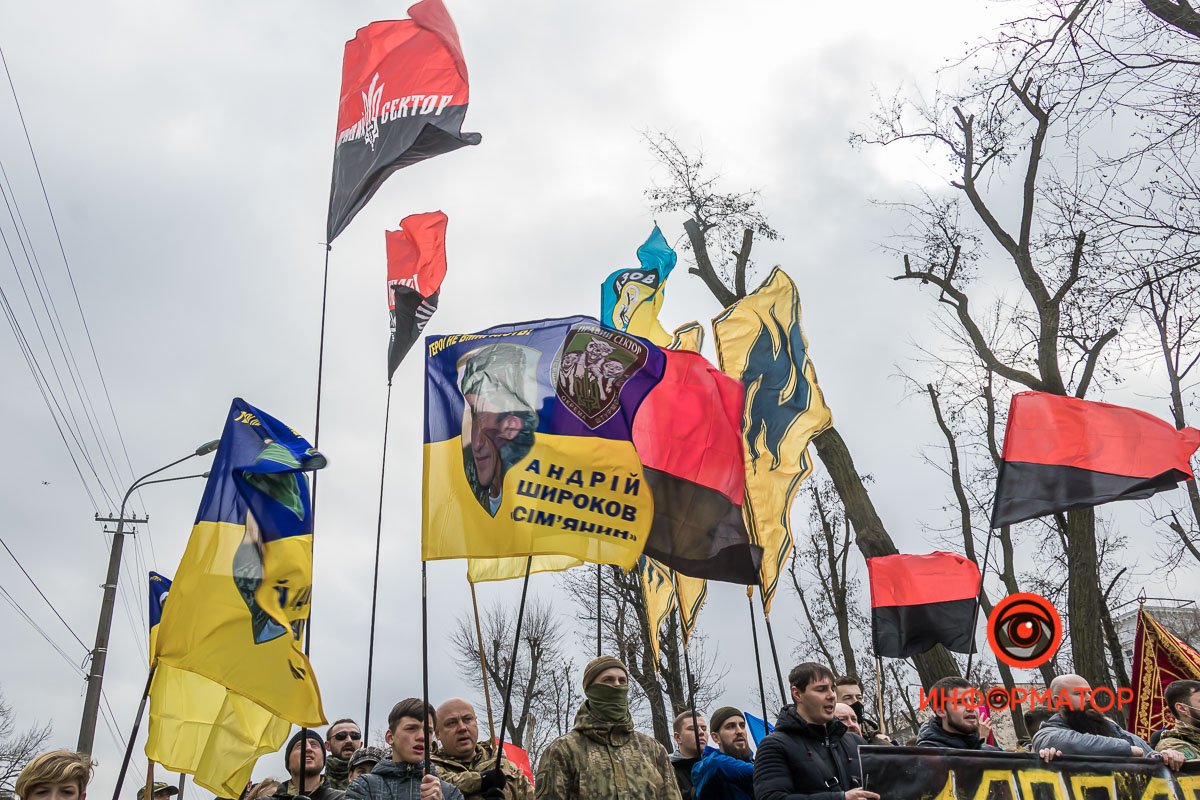 Мероприятие началось у Музея АТО, колона прошла по проспекту Яворницкого, до улицы Фабра - к скверу Героев