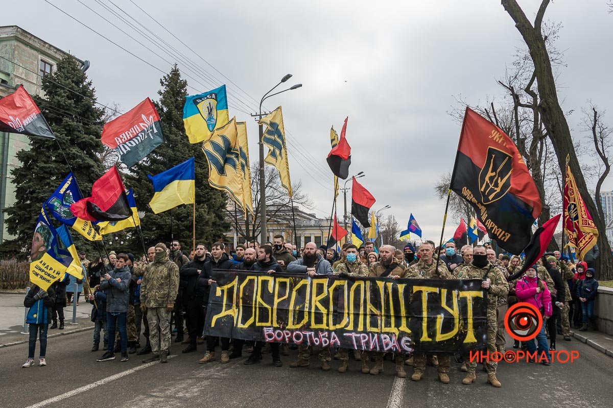Некоторые прохожие не могли сдержать слез, малыши махали военным ручками, люди благодарили Добровольцев, дарили им цветы