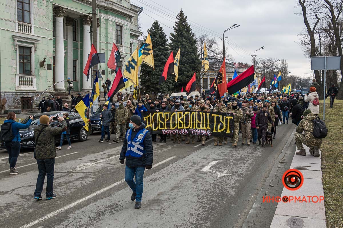 В Днепре сотни человек вышли на марш Добровольцев 10