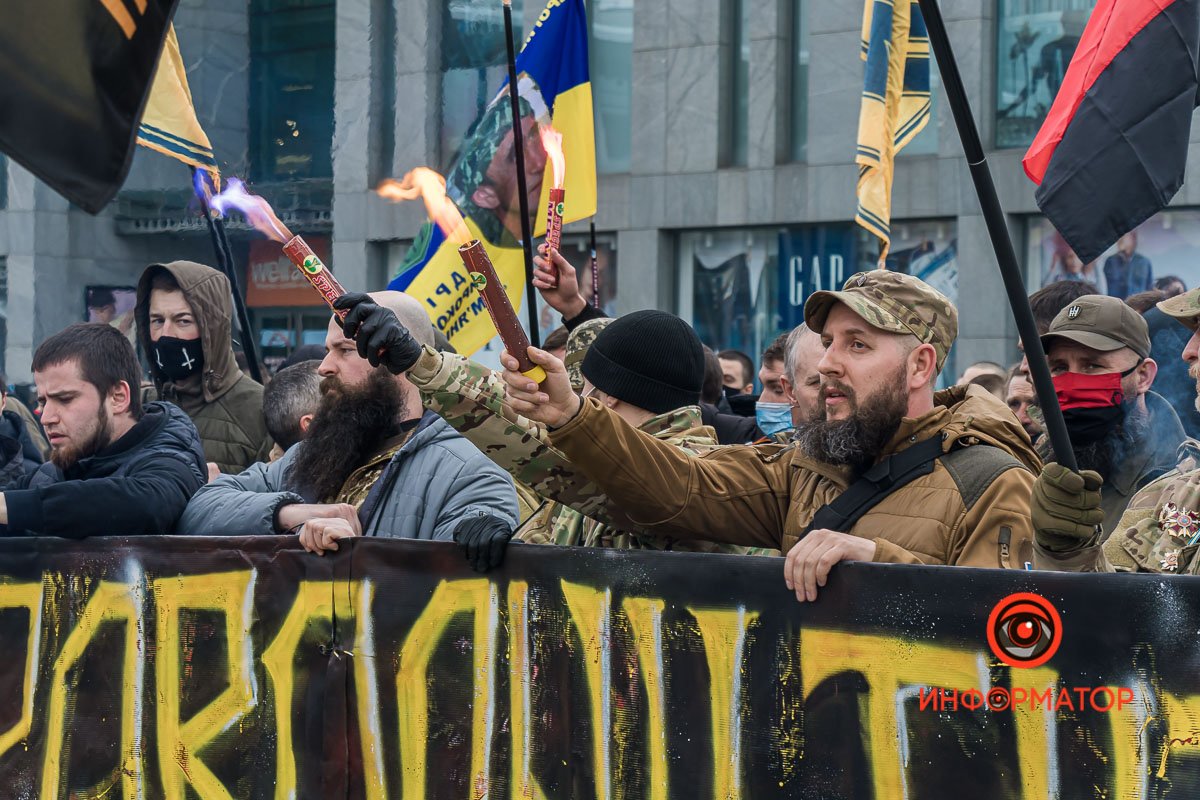 На моменте исполнения гимна украинских националистов зажглись фаера