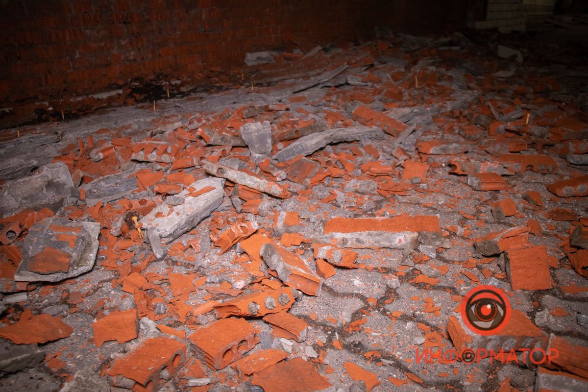 Стройматериалами засыпало тротуар