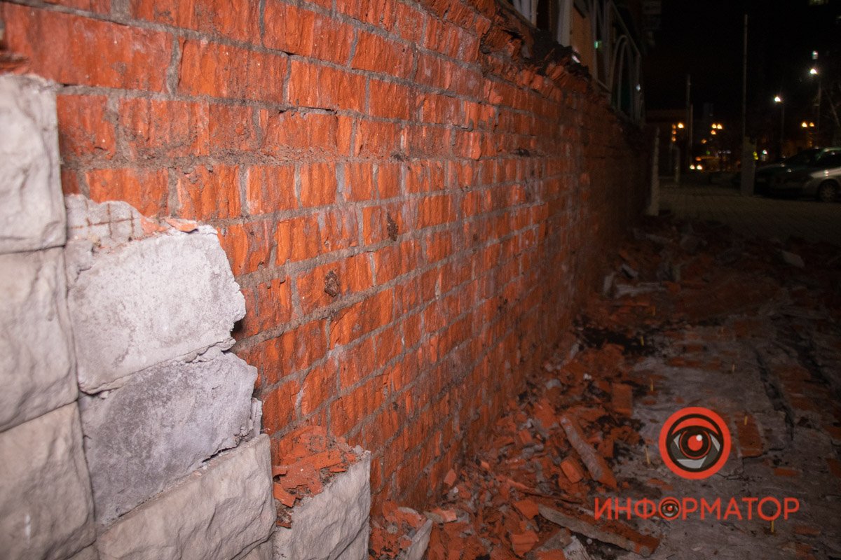 Обрушился почти по всей длине