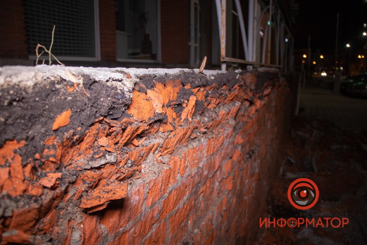 Следом за плиткой посыпался и кирпичный слой