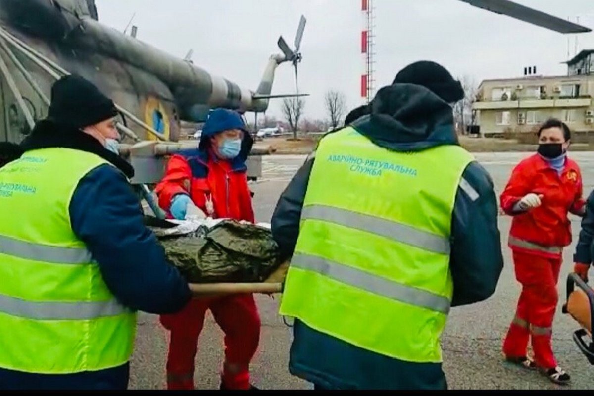 Бойцов эвакуировали в Днепр военным вертолетом Бойцов эвакуировали в Днепр военным вертолетом