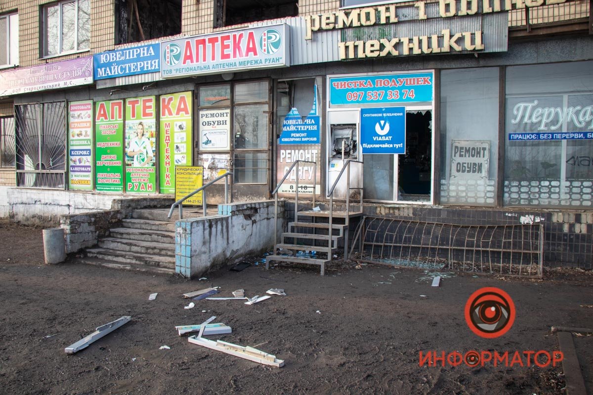 Вместе с банкоматом разлетелись двери, которые стоят рядом Вместе с банкоматом разлетелись двери, которые стоят рядом