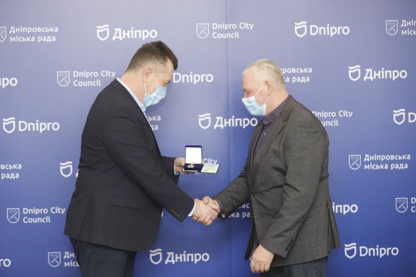 Ко Дню украинского добровольца в горсовете Днепра поздравили бойцов 5