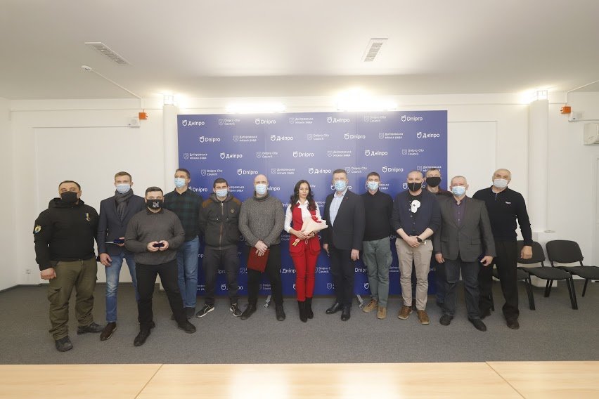 Ко Дню украинского добровольца в горсовете Днепра поздравили бойцов 6