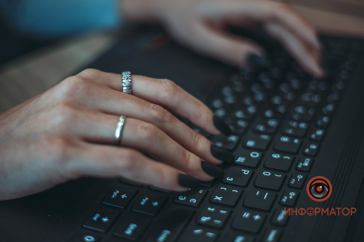 Умеем печатать, не глядя на клавиатуру :) Умеем печатать, не глядя на клавиатуру :)