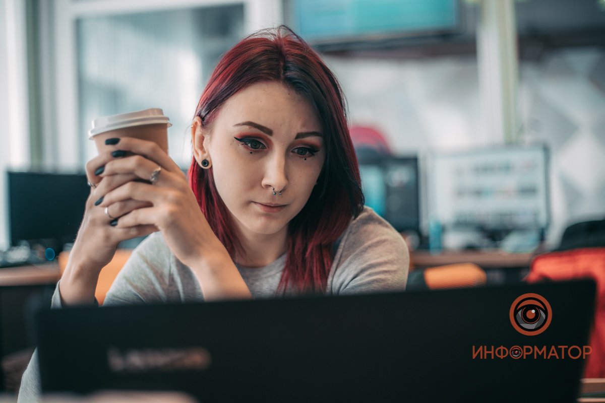 Синяки под глазами и выражение лица невероятной радости и счастья Синяки под глазами и выражение лица невероятной радости и счастья