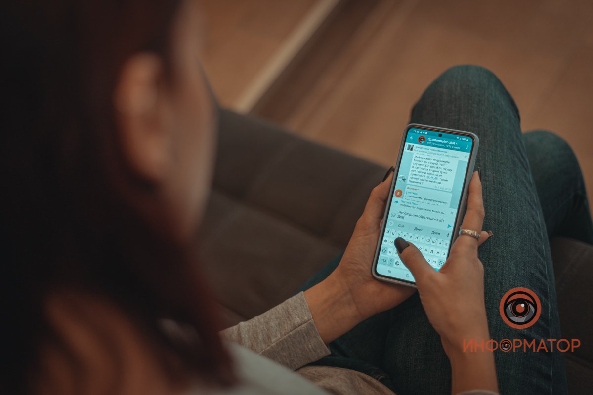 Телефон прирос к руке Телефон прирос к руке