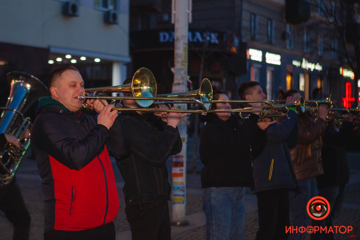 Люди останавливались послушать Люди останавливались послушать