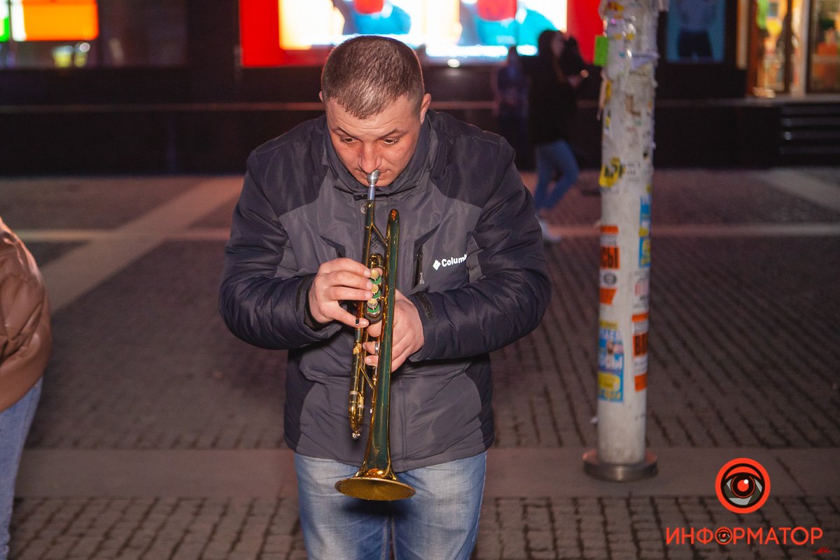 Оркестр исполнял современные песни Оркестр исполнял современные песни