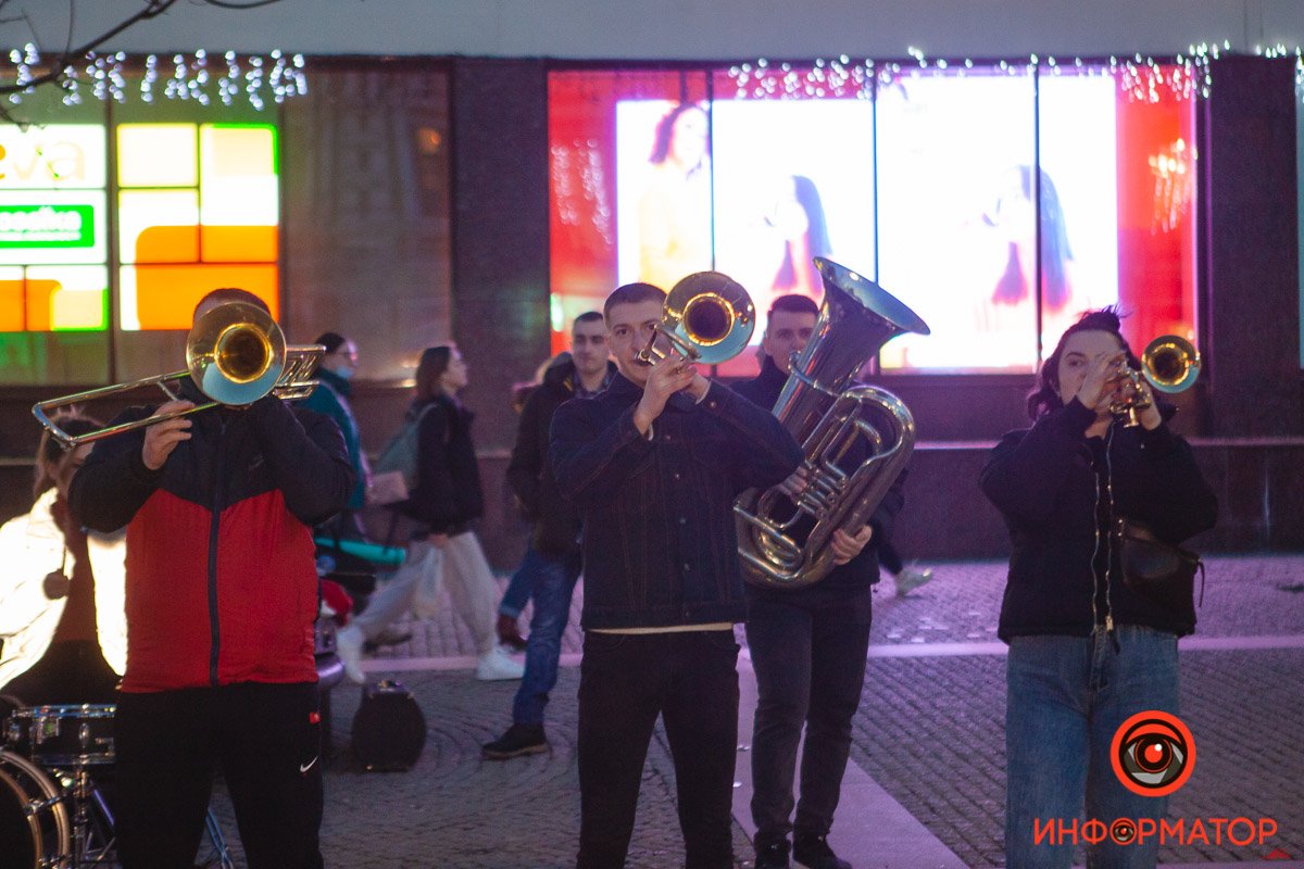 Оркестр расположился в начале Европейки Оркестр расположился в начале Европейки
