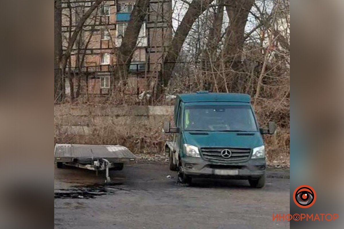 Рядом стоял еще один автомобиль Рядом стоял еще один автомобиль