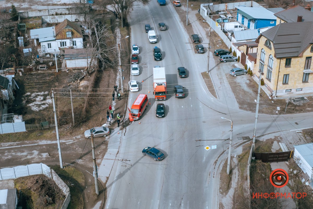 Столкнулись Mercedes и микроавтобус Volkswagen