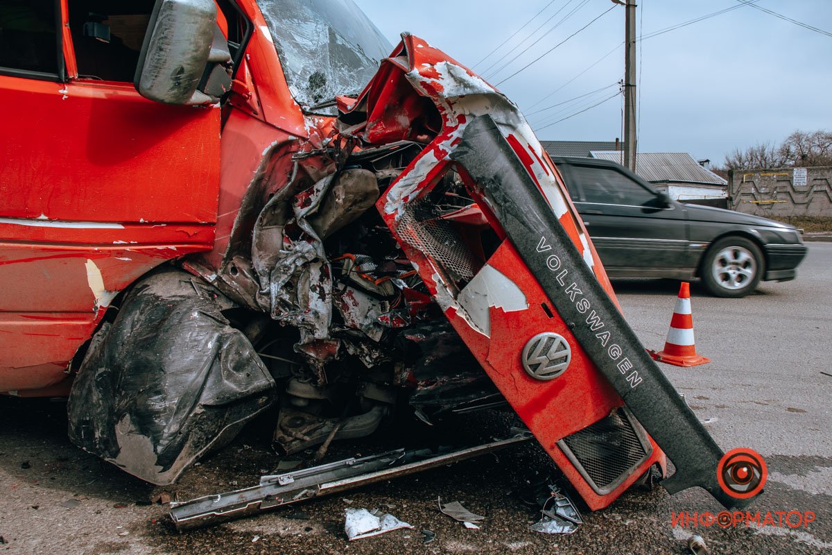 Mercedes врезался в Volkswagen, который ехал навстречу