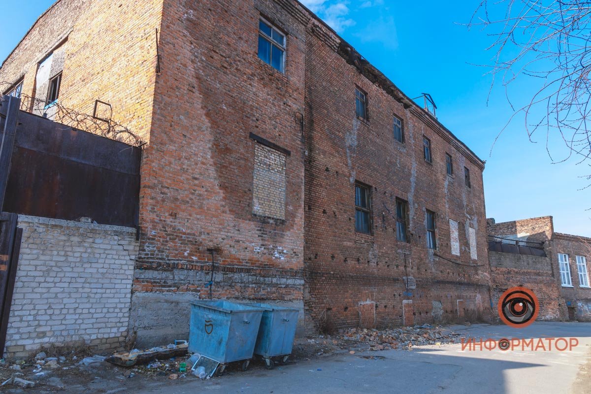 На улице Валентина Ларионова происходит обрушение крыши агрегатного завода