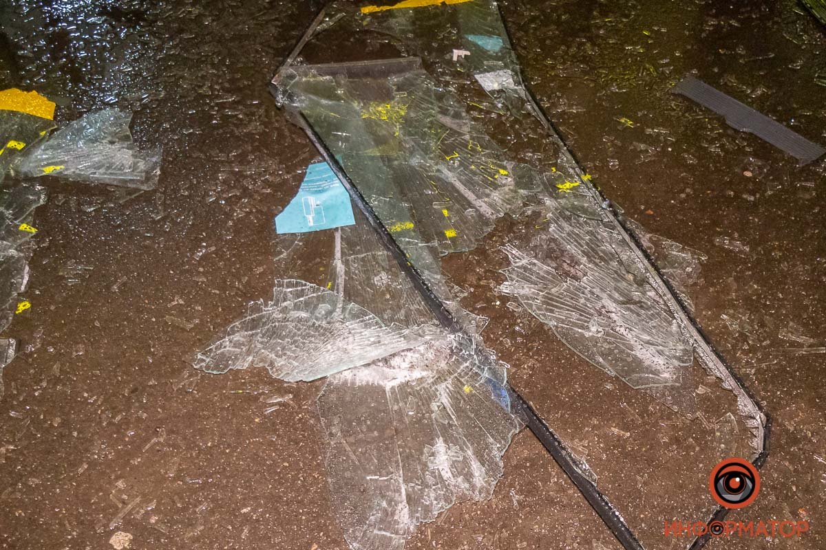 На землю посыпалось стекло