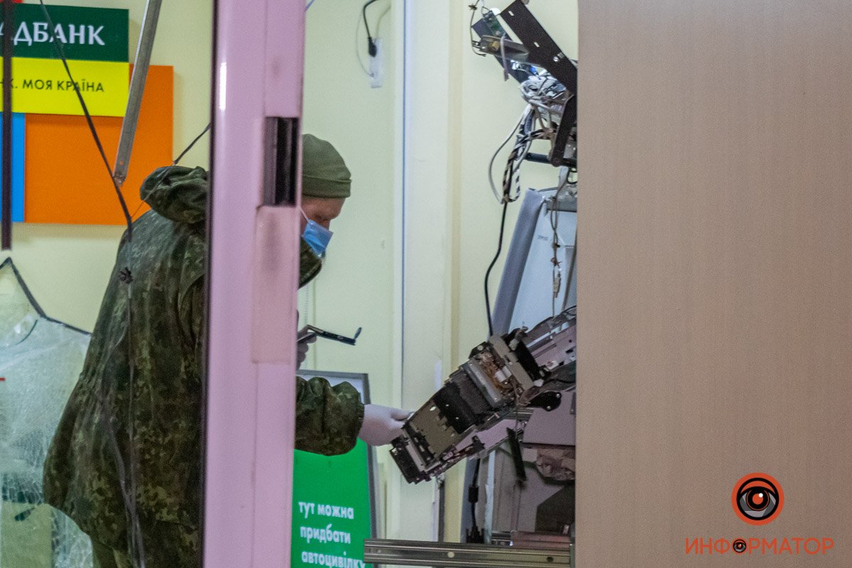 На месте работают сотрудники следственного управления, службы охраны, а также взрывотехники