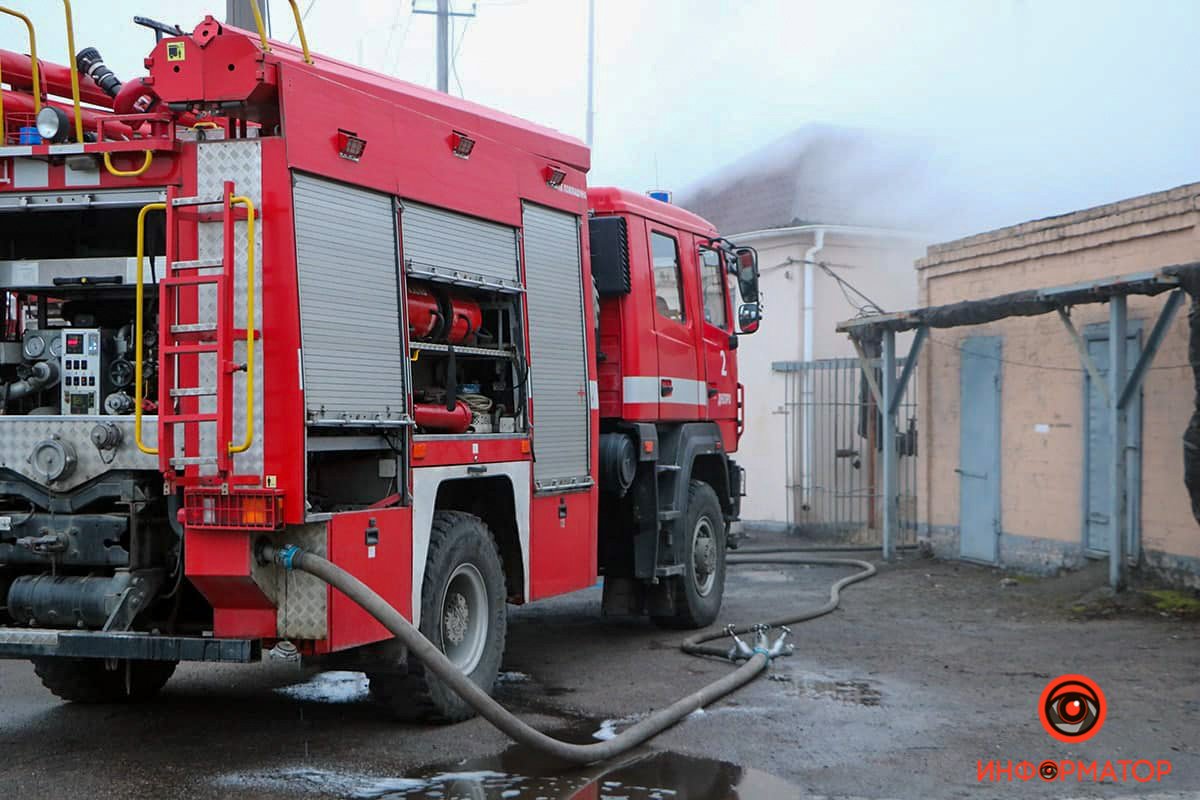Горел мусор и домашние вещи на площади 30 квадратных метров