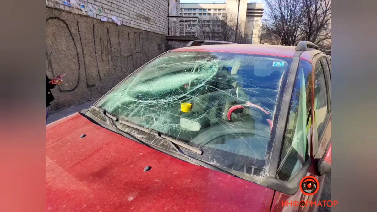 Владелец автомобиля заказал стекло за свои деньги Владелец автомобиля заказал стекло за свои деньги