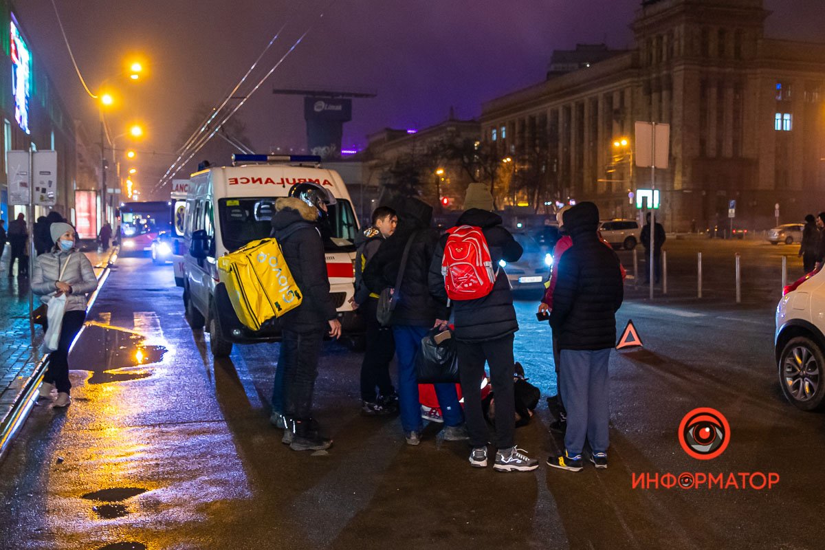 По словам очевидцев, женщина переходила проспект Яворницкого по переходу По словам очевидцев, женщина переходила проспект Яворницкого по переходу