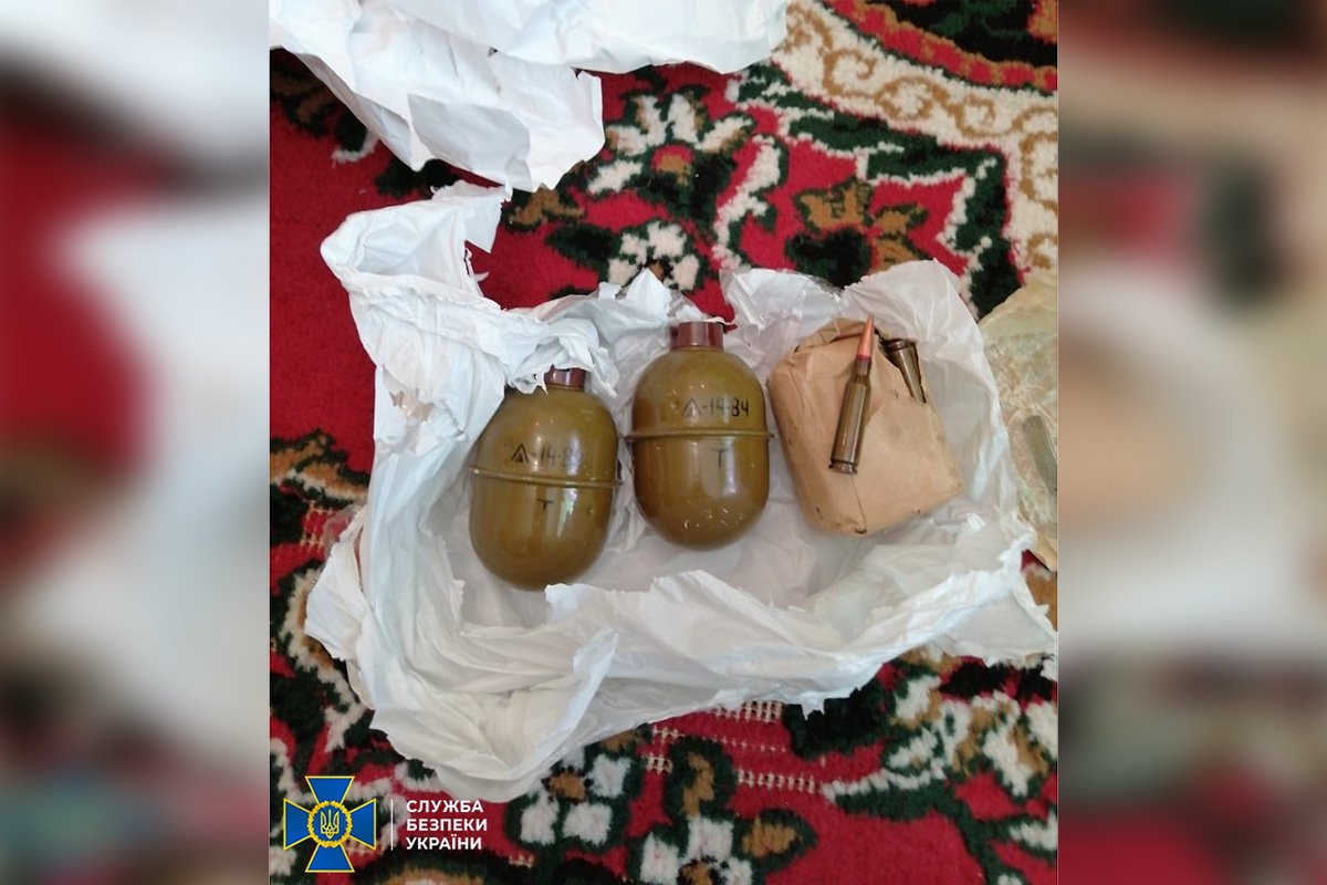 В ходе обысков у мужчины обнаружили оружие и боеприпасы В ходе обысков у мужчины обнаружили оружие и боеприпасы