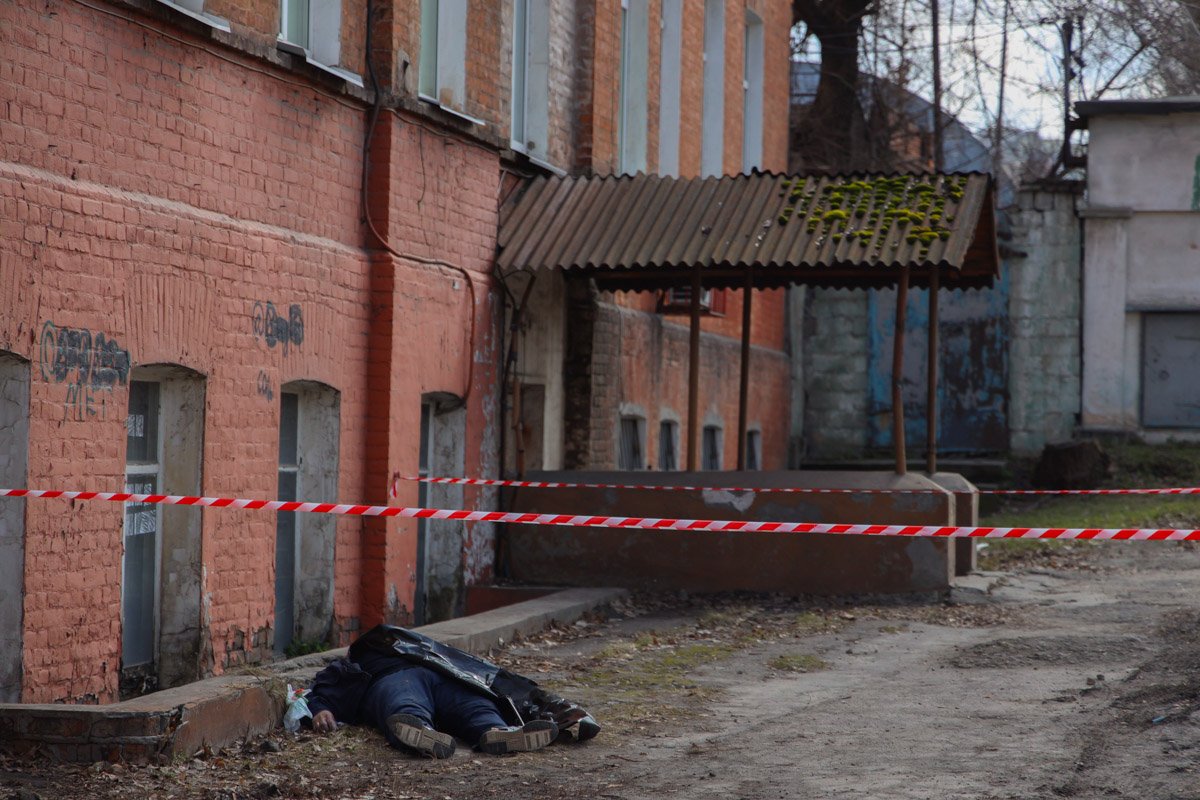 Затем потерял сознание и упал на асфальт