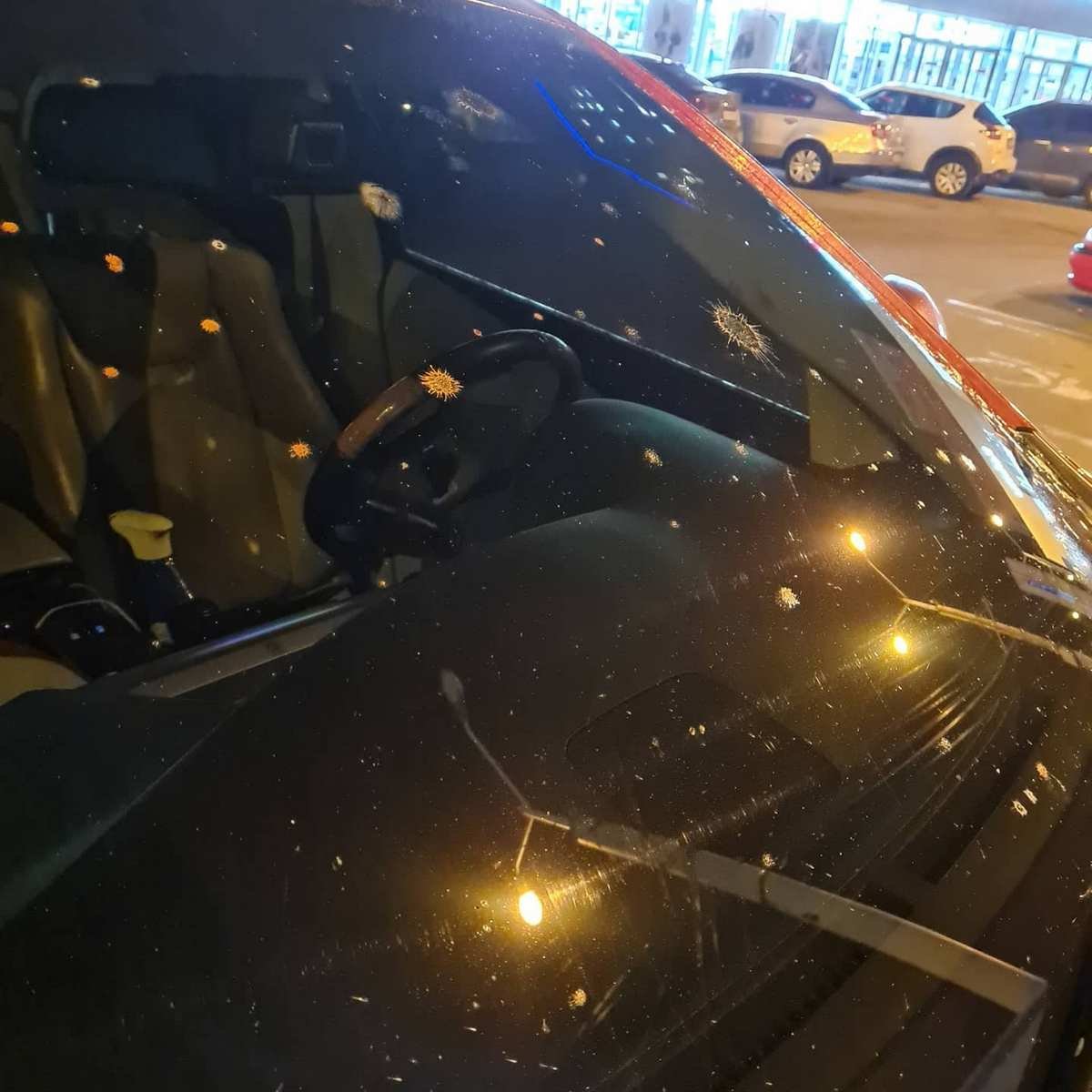 Куски раскаленного металла попали на Lexus