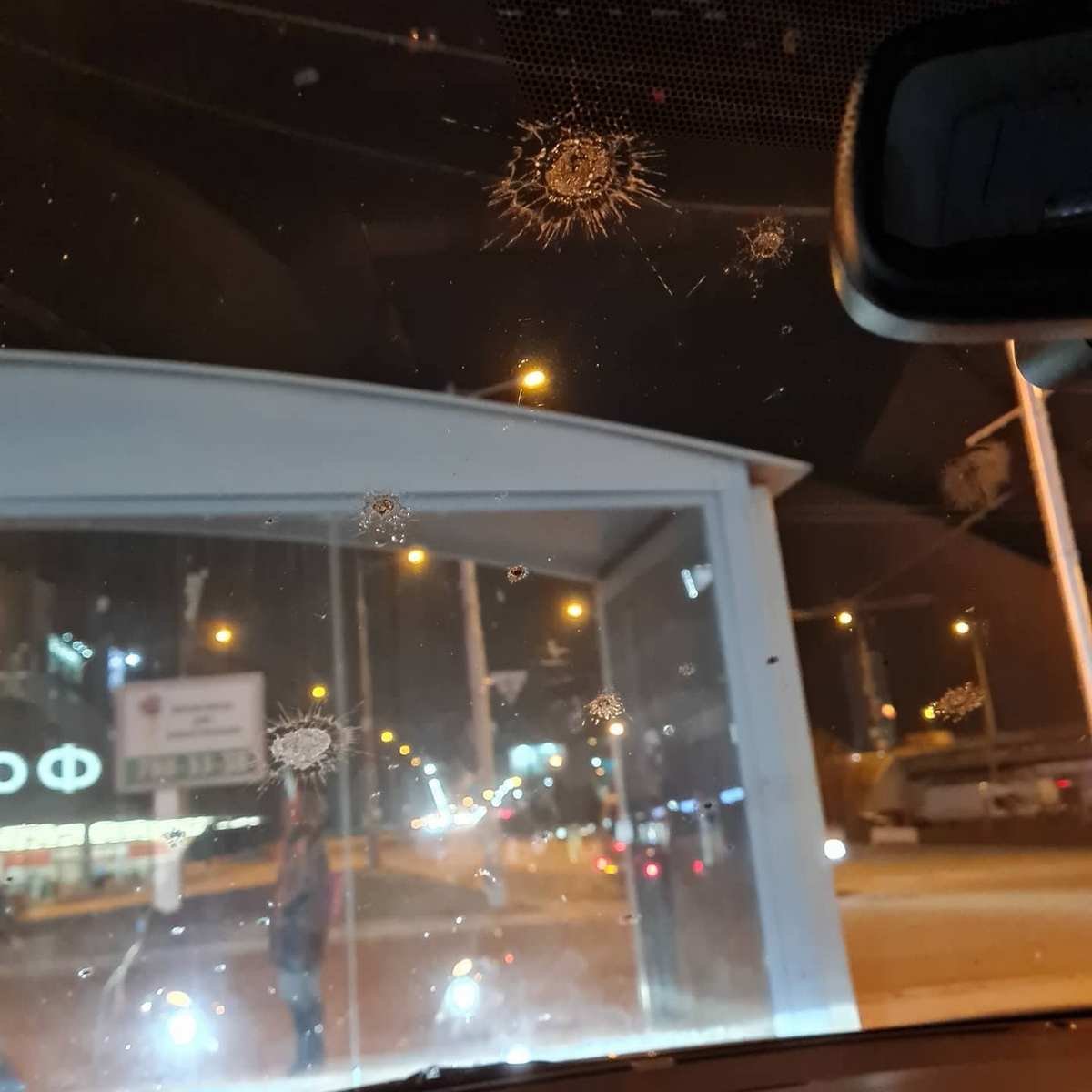 Пострадало лобовое стекло