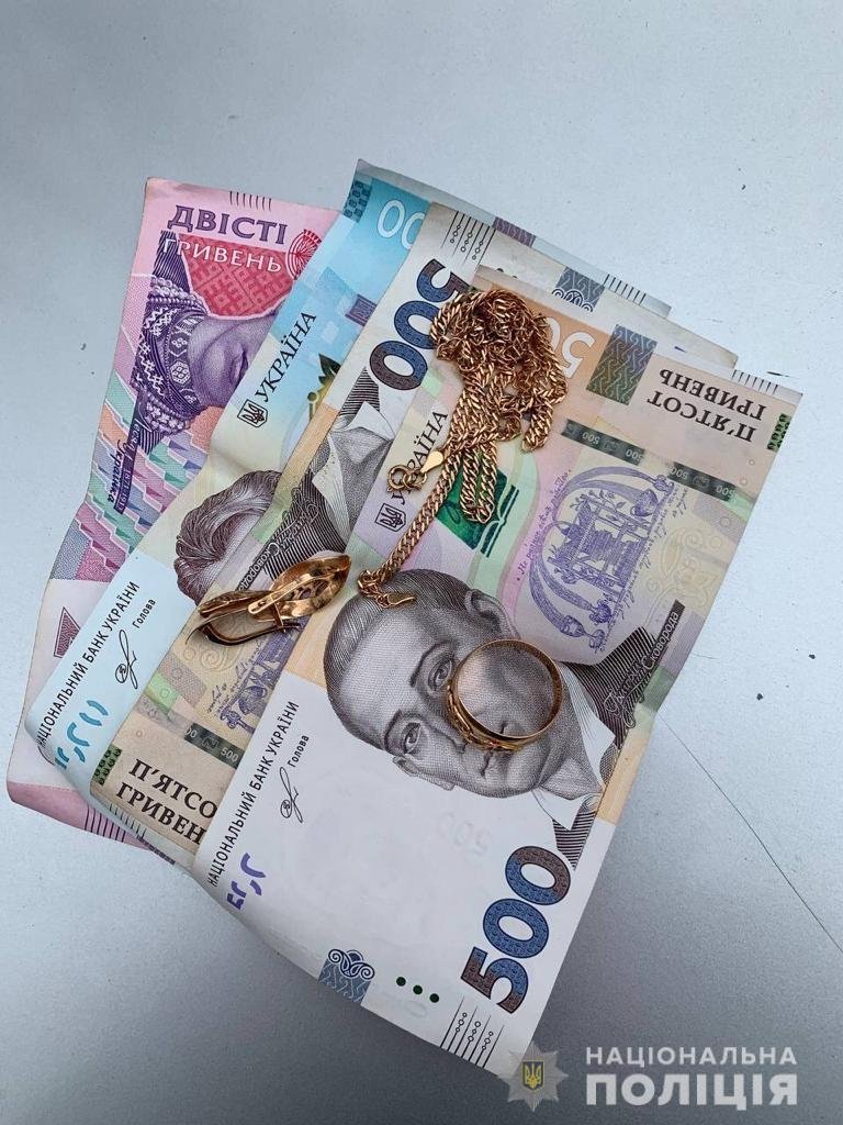 Награбленное было при мужчине